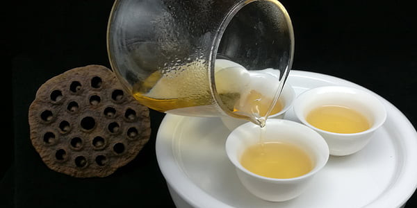 喝红茶对身体好还是绿茶对身体好? 绿茶和红茶哪个更有益身体健康？